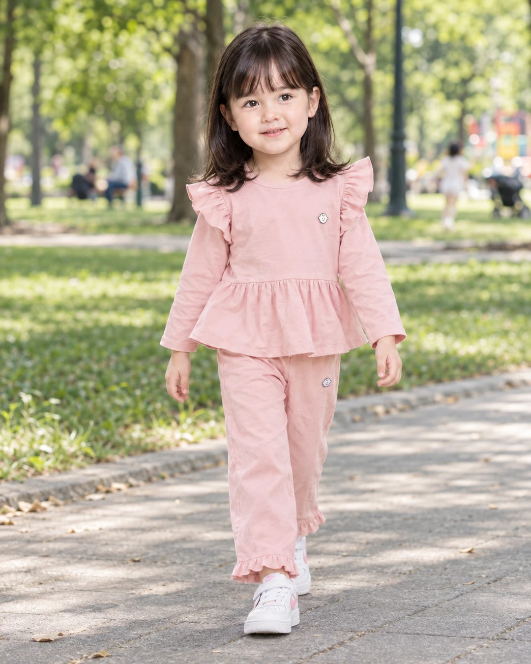 Pink lembut dari ujung kepala sampai kaki, gemas banget! 🌸

CruCil Factory Baju Kaos Anak Basic Set Girls 5in1 tampil dengan warna dusty pink, atasan lengan panjang beraksen ruffle, dan bawahan senada dengan detail ruffle di bagian bawah.

Dipadukan dengan Nike Force 1 Low EasyOn warna putih dengan aksen pink—manis dan serasi untuk gaya si kecil saat jalan-jalan 👟

Cek produknya lewat link di sini 👇

#FashionAnak #BajuAnakPerempuan #OutfitAnak #SetBajuAnak #SneakersAnak #NikeForce1 #OOTDAnak #PinkOutfit