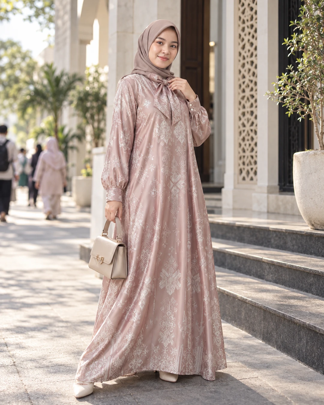 Jalan naik tangga pagi-pagi, motif putih di dress dusty rose ini kena cahaya terus jadi makin manis.

Aku suka banget warna lembutnya, apalagi sama kerudung senada dan tas kecil warna krem. Rapi tapi nggak berlebihan… kalian tim warna dusty begini juga nggak?

detail dressnya aku taruh di link bio ya

#gamisdustyrose #gamisbermotif #dressmuslimah #gayamuslimah #fashionhijab #ootdhijab