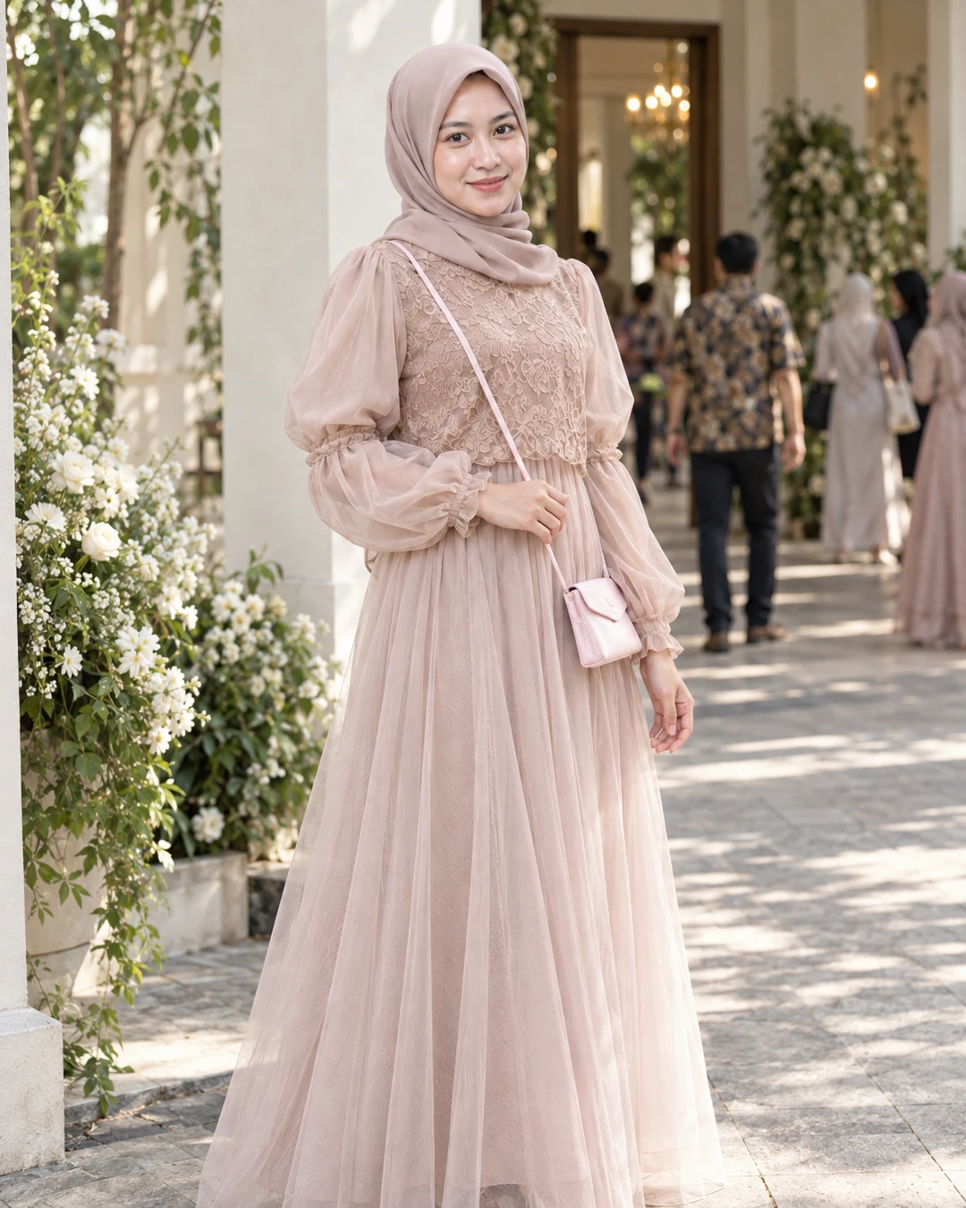 Jalan di antara bunga sambil kena cahaya sore, warna dusty blush pink ini jadi makin lembut dilihatnya 🌸

Aku suka banget detail renda di bagian atasnya, terus lengan sheer yang mengembang bikin dress panjang ini terasa manis tapi tetap kalem. Tas kecil senada juga ikut bikin look-nya rapi...

Menurut kalian, warna selembut ini terlalu sweet nggak?

detail dress-nya aku taruh di link bio ya

#DressDustyPink #DressRenda #DressTulle #StyleHijab #InspirasiOutfit #FashionIndonesia