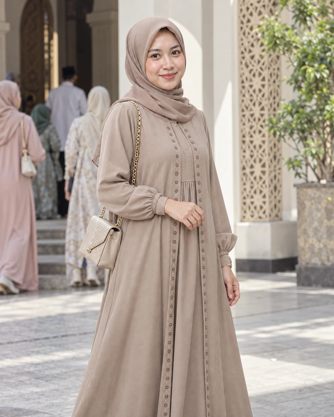 habis dari acara, masih senyum-senyum sendiri karena suka banget sama detail payet kecil di gamis ini 🤎
warna taupe beige-nya kalem, terus potongannya jatuh dan flowy banget. dipakai jalan santai begini rasanya manis tapi tetap adem dilihat
aku suka look yang nggak terlalu rame tapi tetap ada detailnya, kalian lebih suka warna netral juga nggak?

detail gamisnya aku taruh di link bio ya

#gamis #gamisbeige #gamistaupe #gamispayet #fashionhijab #inspirasibusanamuslim #ootdhijab