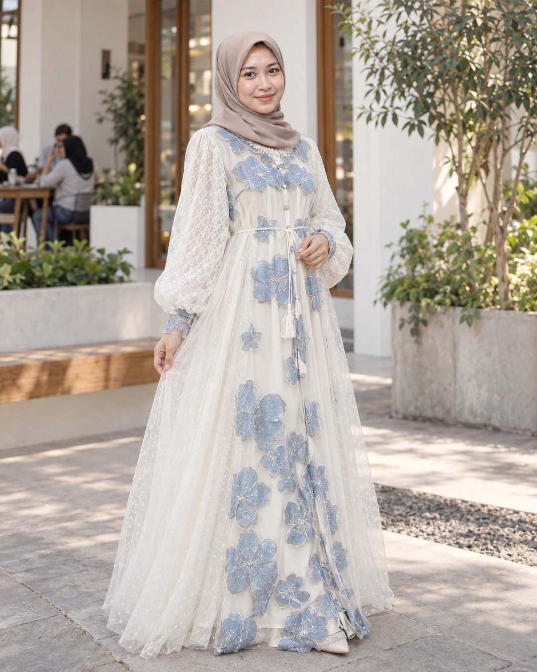 Kena cahaya pagi begini, bunga-bunga biru di gamis ivory ini makin kelihatan manis banget.

Aku suka bagian luarnya yang tipis dan flowy, terus ada tali di pinggang plus detail kancing kecil di depan. Rasanya anggun tapi nggak berlebihan 🤍

Kalau kalian lebih suka bunga biru atau warna polos nih?

detail gamisnya aku taruh di link bio ya

#GamisIvory #GamisBunga #GamisTulle #OutfitMuslimah #FashionMuslimah #StyleFeminin #InspirasiOutfit