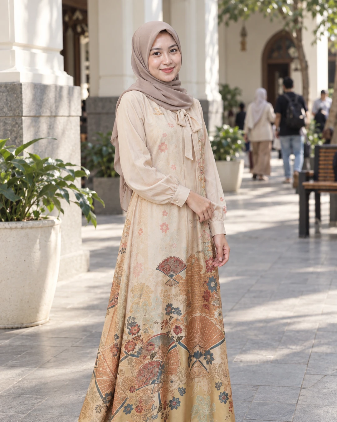 Keliling area heritage siang-siang, terus jatuh hati sama gamis beige bermotif batik ini. Detail bunganya lembut di bagian atas, makin ke bawah motifnya makin rame dan colorful—jadi nggak ngebosenin dilihat. Kerudung taupe-nya tinggal dibikin simpel, udah berasa manis banget 🤎

Aku suka banget sama perpaduan warna kalem dan motif tradisional kayak gini. Kalian lebih suka batik yang soft atau yang bold?

detail gamisnya aku taruh di link bio ya

#GamisBatik #BatikPekalongan #GamisBeige #OutfitBatik #FashionIndonesia #InspirasiBatik #StyleHijab