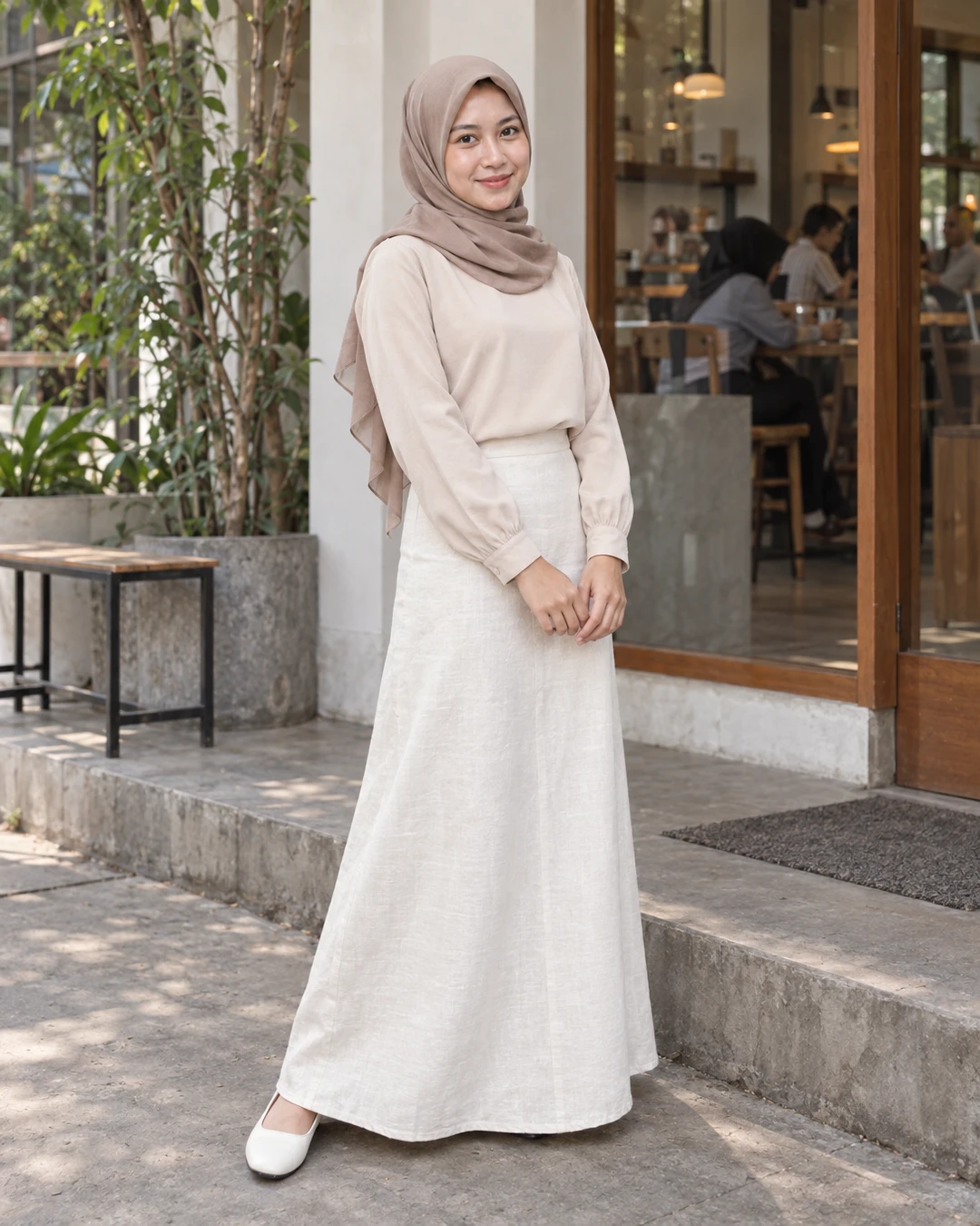 Sore-sore ngopi begini rasanya pengin pakai warna yang adem dilihat 🤍 rok panjang warna gading ini bikin look-ku terasa tenang banget.

Aku suka bagian jatuhnya yang simpel, tinggal jalan santai terus ngobrol lama… kalian lebih suka warna netral juga nggak?

detail roknya aku taruh di link bio ya

#RokPanjang #RokGading #StyleMinimalis #OutfitHijab #FashionIndonesia #InspirasiOutfit