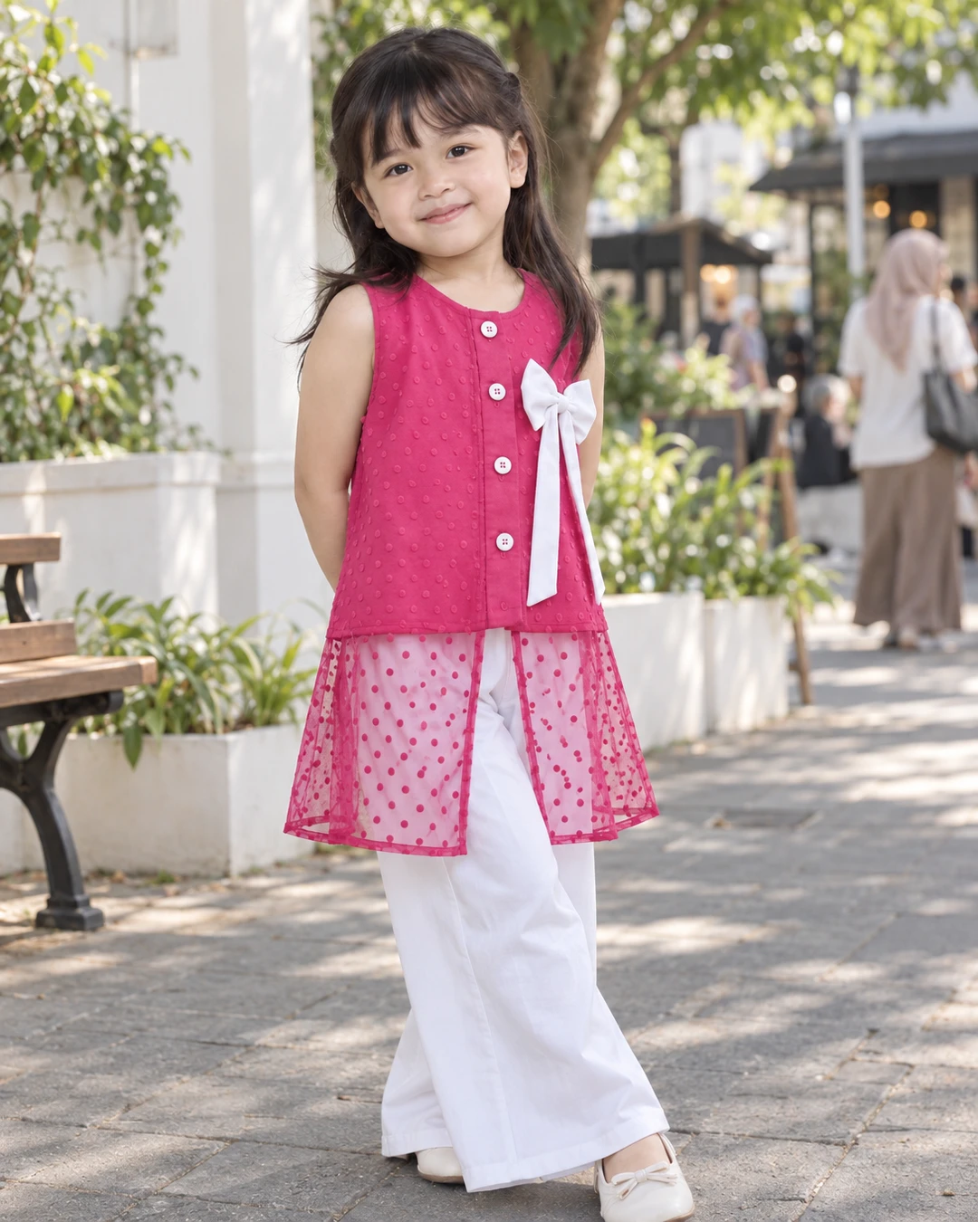 Jalan sore begini jadi makin manis lihat setelan pink putih dengan pita besar ini, gemes banget 🩷

Aku suka detail kain tipis bermotif polkadotnya, terus celana putihnya bikin keseluruhan look kelihatan ringan. Menurut kalian, pita besarnya lucu nggak?

detail setelannya aku taruh di link bio ya

#SetelanAnakPerempuan #BajuAnakPink #OutfitAnak #FashionAnak #GayaAnak #InspirasiBajuAnak #FashionIndonesia