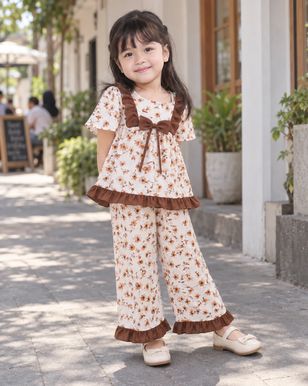 Jalan pagi jadi makin manis gara-gara set bunga warna krem ini 🌼
Aku suka banget detail pita cokelat dan ruffle di bagian bawahnya, kelihatan playful tapi tetap kalem. Dipakai sambil jalan-jalan begini lucu banget ya

Menurut kalian, detail pitanya gemas atau malah terlalu rame?

detail setnya aku taruh di link bio ya

#SetAnakPerempuan #BajuBungaAnak #OutfitKrem #FashionAnak #GayaAnak #OOTDAnak #InspirasiOutfit
