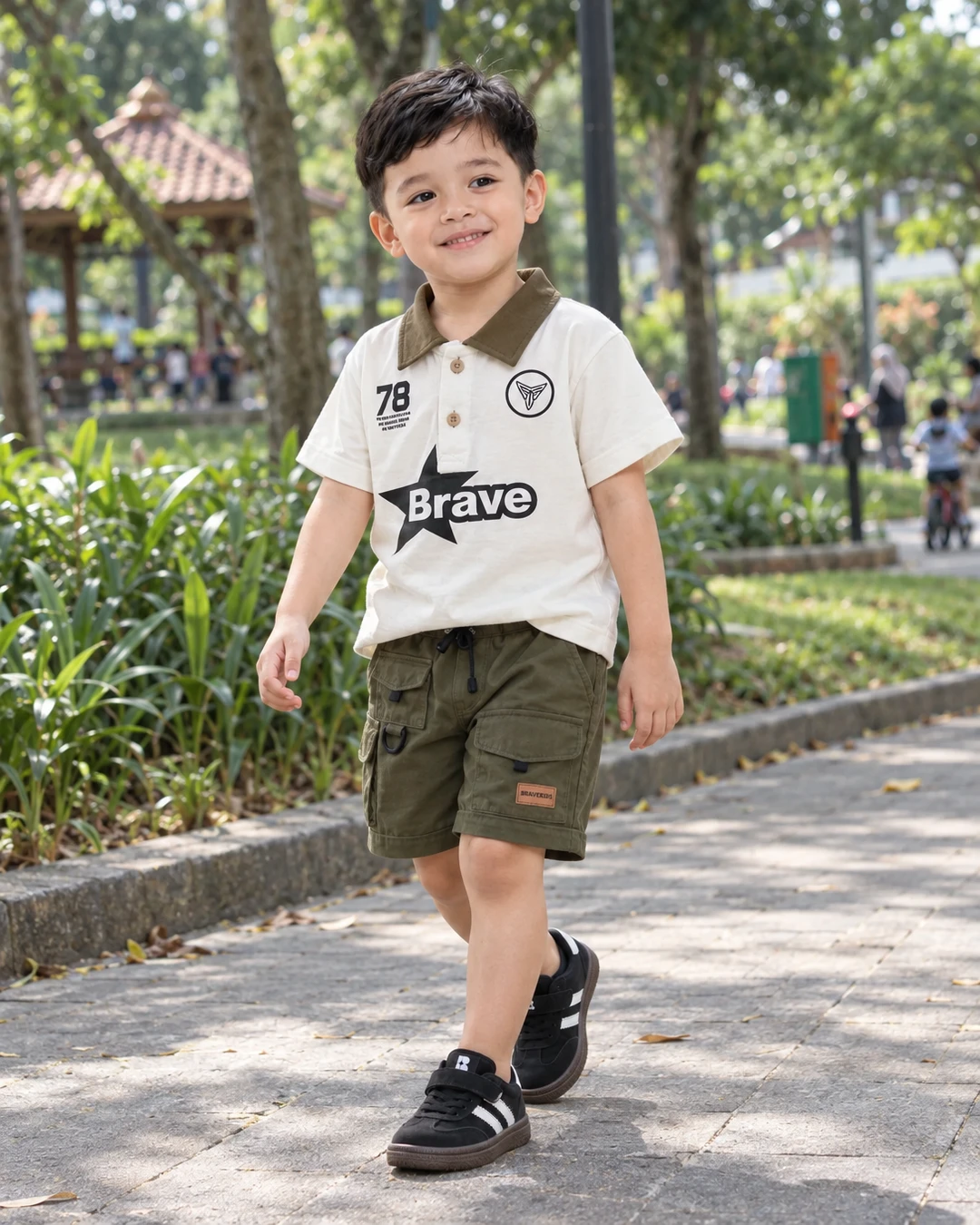 Jalan sore begini paling enak pakai set yang santai tapi tetap rapi. Aku suka banget detail kerah olive di kaus putihnya, terus celana kargo senada bikin look-nya makin seru.

Sneakers hitamnya juga bikin semuanya terasa lebih sporty. Menurut kalian, look begini lebih cocok buat main atau jalan-jalan?

detail bajunya aku taruh di link bio ya

#setananaklaki #bajuanak #celanakargoanak #sneakersanak #styleanak #fashionanak #outfitanak