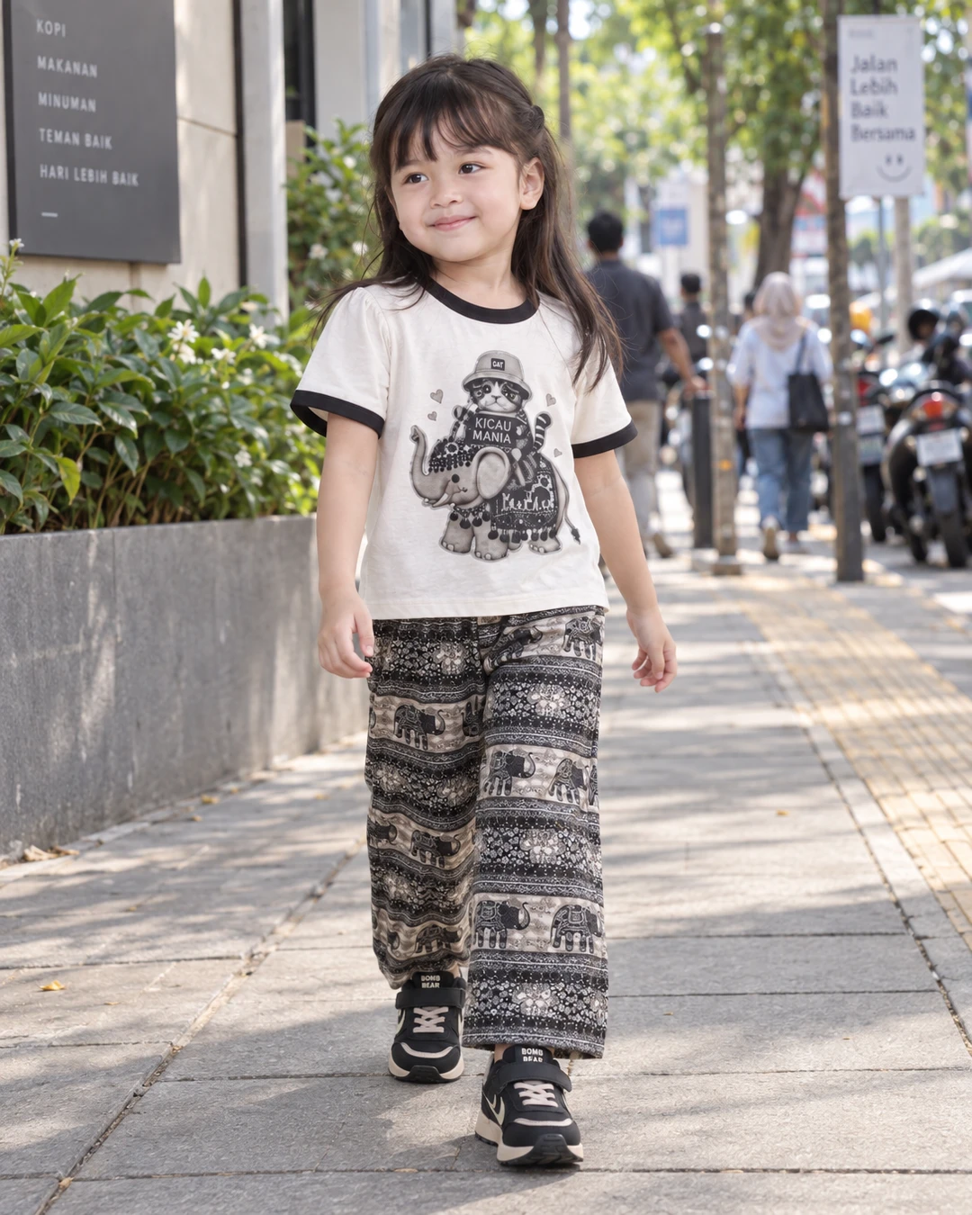 jalan sore sambil cari tempat ngopi, eh malah jadi sesi jalan-jalan kecil begini 🤍

aku suka banget sama setelan putih-hitam bergambar gajah ini, celananya juga rame tapi tetap kalem. terus dipasangin sneakers hitam, makin pas buat keliling trotoar.

kalau menurut kalian, bagian paling gemas dari outfit ini yang mana?

detail setelan dan sneakersnya aku taruh di link bio ya

#SetelanAnak #SneakersAnak #OutfitAnak #HitamPutih #FashionAnak #GayaAnak #OOTDAnak
