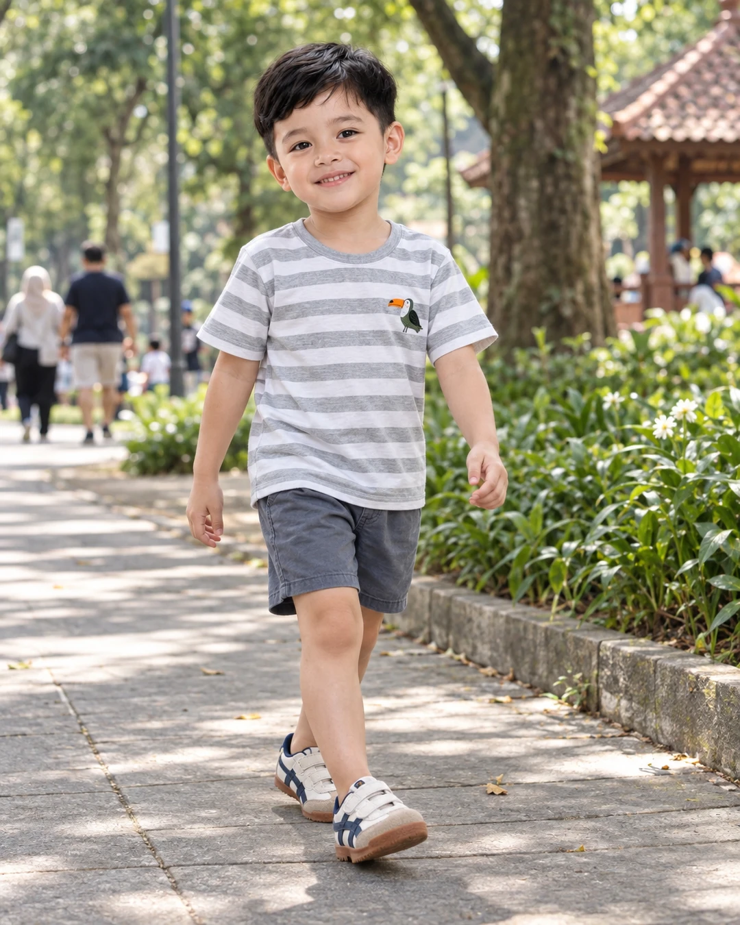 Jalan sore begini paling enak, tinggal pakai set kaos garis-garis sama celana pendek abu-abu terus lari-larian 😄

Aku suka detail burung kecil di kaosnya, sneakers putih navy-nya juga bikin look-nya makin gemas. Menurut kalian, tim garis-garis atau polos?

detail bajunya aku taruh di link bio ya

#BajuAnakLakiLaki #KaosGarisAnak #SneakersAnak #GayaAnak #OutfitAnak #FashionAnak #OOTDAnak