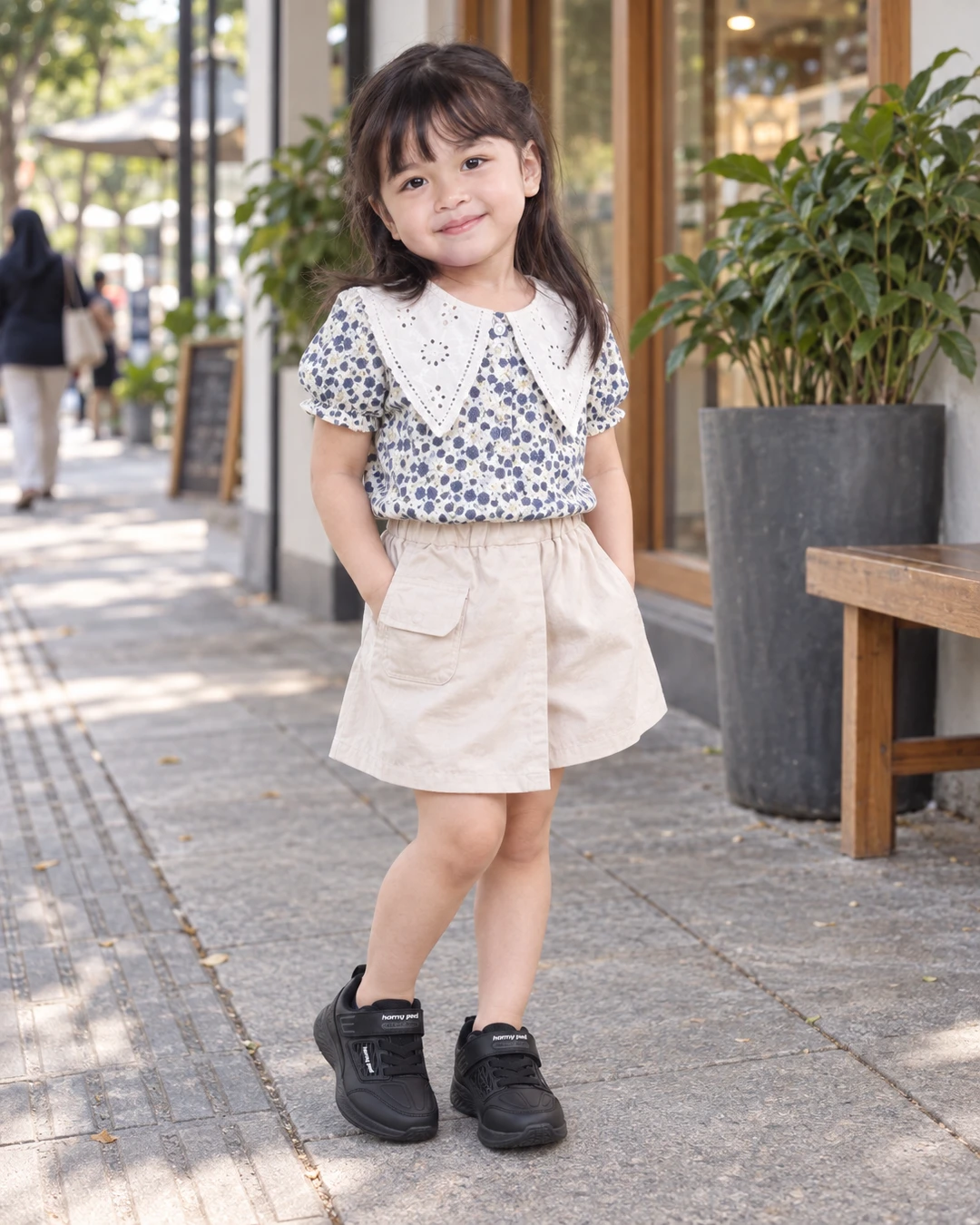 Jalan sebentar, eh senyumnya bikin aku lupa mau ngapain 😄

Aku suka banget atasan biru motif kembang ini dipasangkan sama rok celana warna beige, manis tapi tetap enak buat lari-larian. Sepatu hitamnya juga bikin look-nya nggak terlalu ramai… kalian lebih suka outfit anak yang playful atau simpel?

Detail bajunya aku taruh di link bio ya

#BajuAnakPerempuan #AtasanMotifBunga #RokCelanaAnak #SepatuAnakHitam #OutfitAnak #FashionAnak #StyleAnak #OOTDAnak