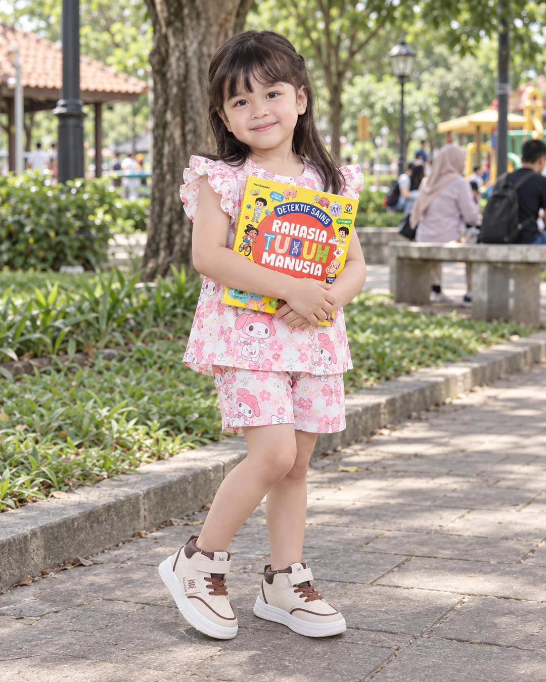Jalan sore sebentar eh malah betah baca buku di bawah pohon 🌸

Aku suka banget setelan pink motif karakter ini, manis tapi tetap playful. Sneakers krem-cokelatnya juga bikin look-nya makin lengkap, terus bukunya seru dibawa ke mana-mana. Kalian lebih suka baca sambil jalan-jalan atau di rumah?

Detail setelan dan sneakers ada di link bio ya

#SetelanAnak #BajuAnakPink #SneakersAnak #BukuAnak #FashionAnak #OutfitAnak #GayaAnak