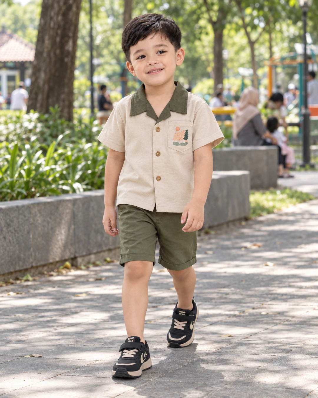 Jalan sore di taman, eh warna kemeja krem sama celana hijau zaitunnya nyatu banget sama suasana 🌿

Aku suka detail kecil di kantongnya, terus sneakers hitamnya bikin look ini tetap santai buat nemenin lari-larian. kalian lebih suka set warna earthy gini atau yang lebih cerah?

detail kemeja dan celananya aku taruh di link bio ya

#BajuAnakLakiLaki #SetelanAnak #SneakersAnak #WarnaEarthTone #FashionAnak #GayaAnak #OOTDAnak