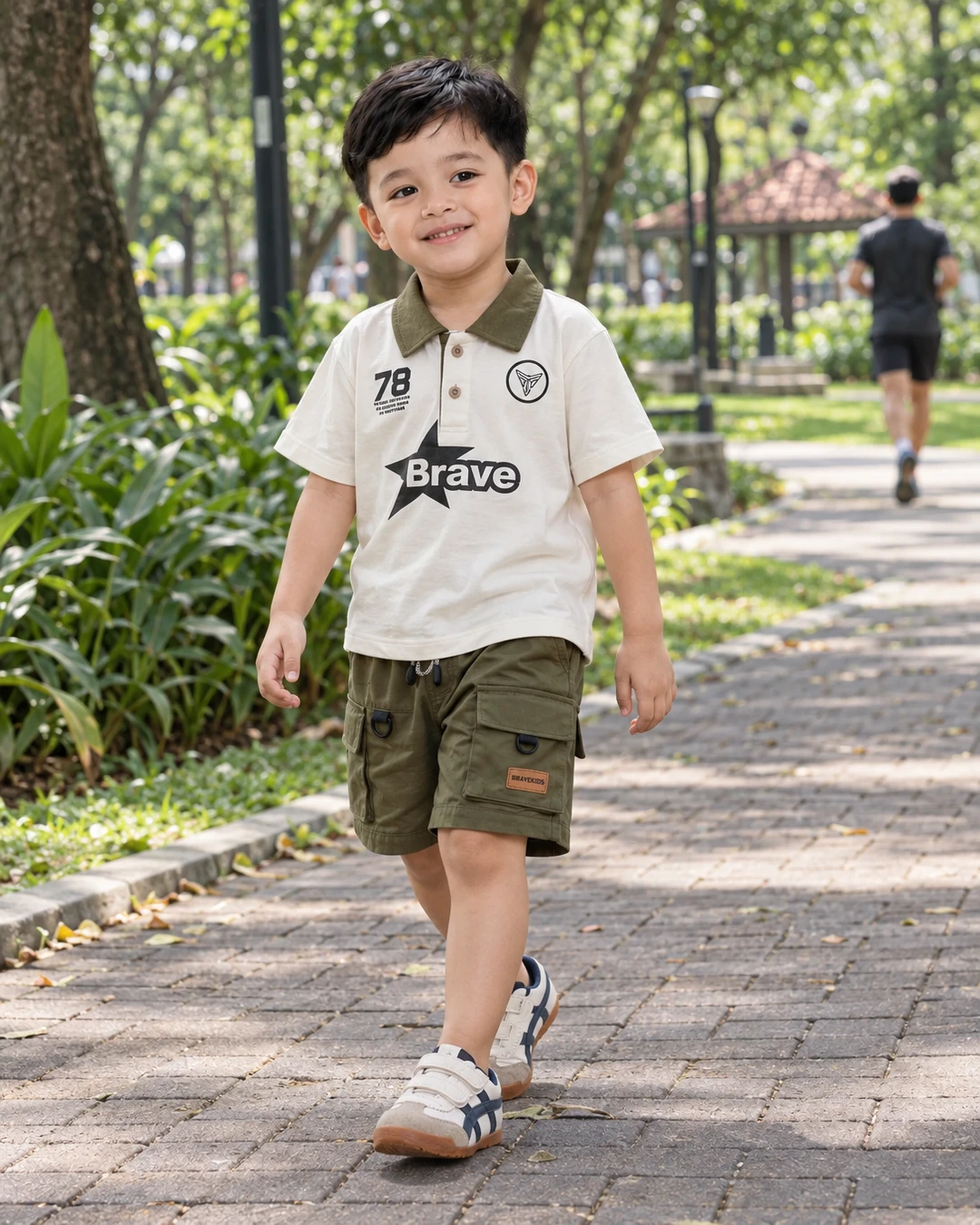jalan sore begini malah jadi sesi runway kecil 😄
aku suka banget lihat polo putih tulang dengan kerah olive ini, terus celana pendek cargo-nya bikin look tetap santai buat lari-larian.
sneakers putih dengan detail navy dan cokelatnya juga nyambung banget. menurut kalian, warna olive gini gampang dipakai buat main nggak?

detail bajunya aku taruh di link bio ya

#SetelanAnak #PoloAnak #CelanaCargoAnak #SneakersAnak #GayaAnak #FashionAnakIndonesia