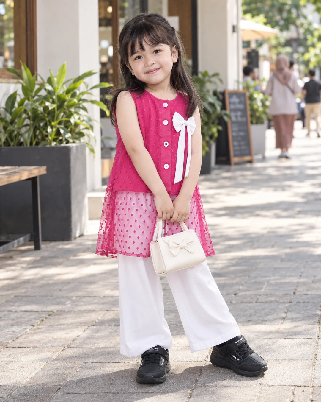 jalan sore begini, lapisan tile pink di atas celana putihnya kena angin dikit langsung gemes banget

aku suka detail pita putihnya, terus sneakers hitam bikin look manisnya tetap santai. kecil-kecil udah punya style sendiri hehe

detail baju dan sepatunya aku taruh di link bio ya

#setelanAnak #bajuanakperempuan #dressupink #sepatuanak #fashionanak #gayaanak #inspirasifashion