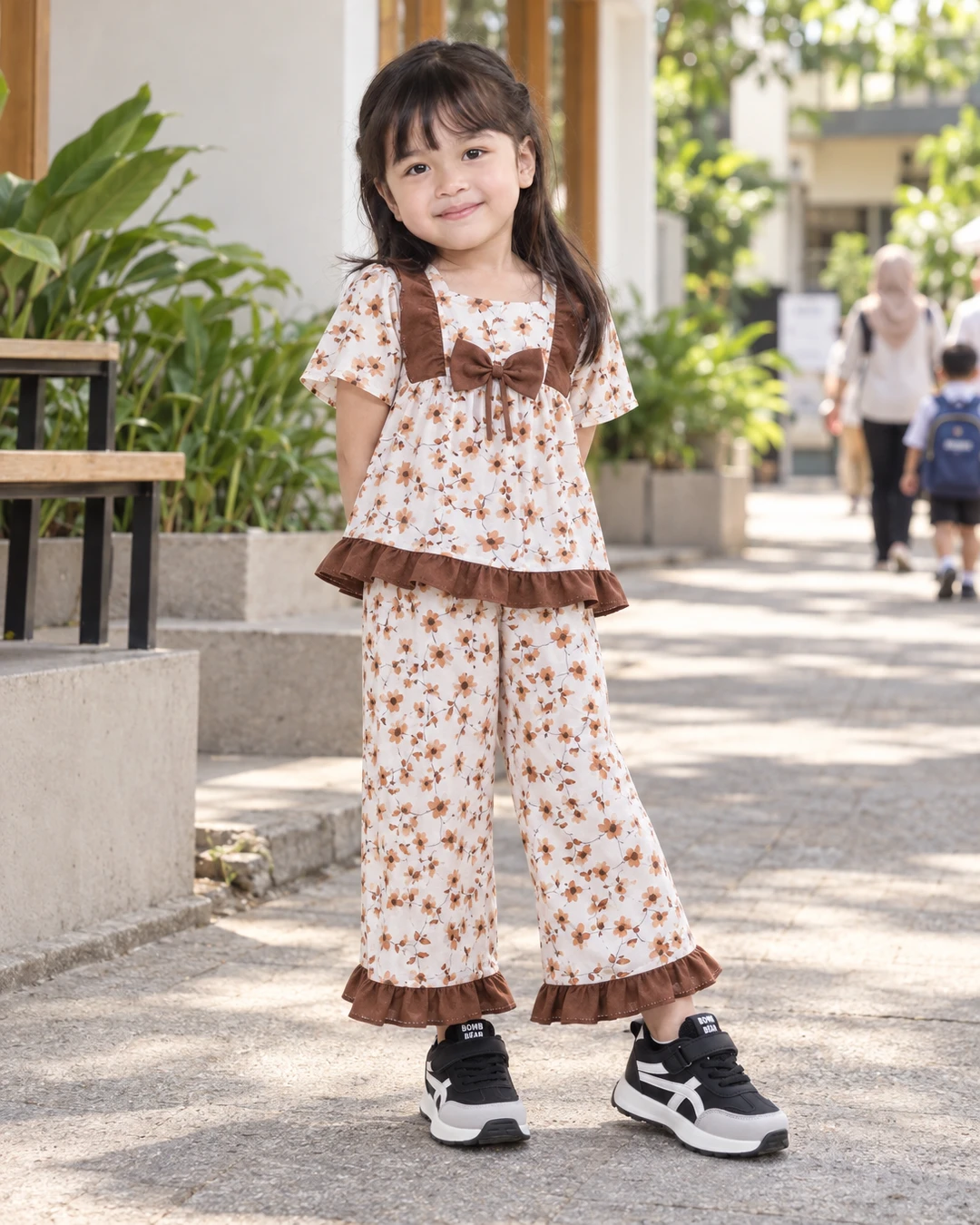 Jalan sore jadi makin seru pas pakai setelan bunga krem-cokelat ini, detail pita dan ruffle-nya gemes banget 🤎

Aku suka banget mix sama sneakers hitam, jadi tetap manis tapi enak diajak jalan. Menurut kalian, look kayak gini lebih cocok buat jalan-jalan atau acara keluarga?

detail setelan dan sneakersnya aku taruh di link bio ya

#SetelanAnak #BajuAnakPerempuan #SneakersAnak #FloralOutfit #OutfitAnak #FashionAnak #OOTDAnak
