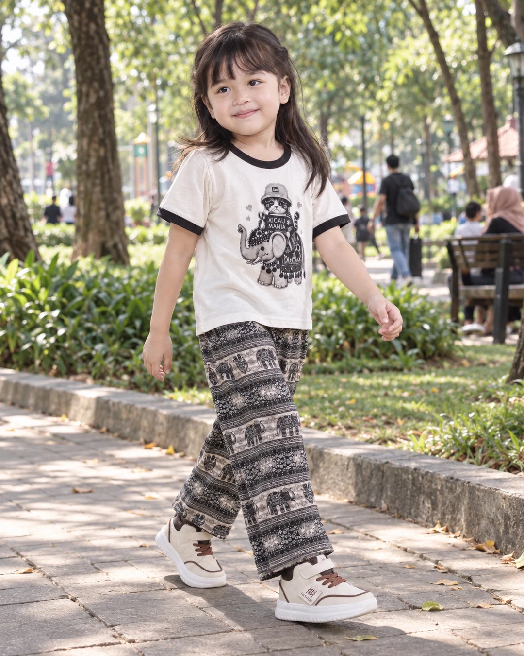 Jalan sore jadi makin seru pas lihat si kecil lari-larian pakai setelan kaus putih hitam dan celana motif gajah ini.

Sneakers high-top warna krem cokelatnya juga gemas banget, apalagi dipakai bareng outfit yang santai begini. Menurut kalian, motifnya lucu nggak?

Detail outfitnya aku taruh di link bio ya

#SetelanAnak #SneakersAnak #OutfitAnak #MotifGajah #WarnaKrem #FashionAnak #GayaAnak #OOTDAnak