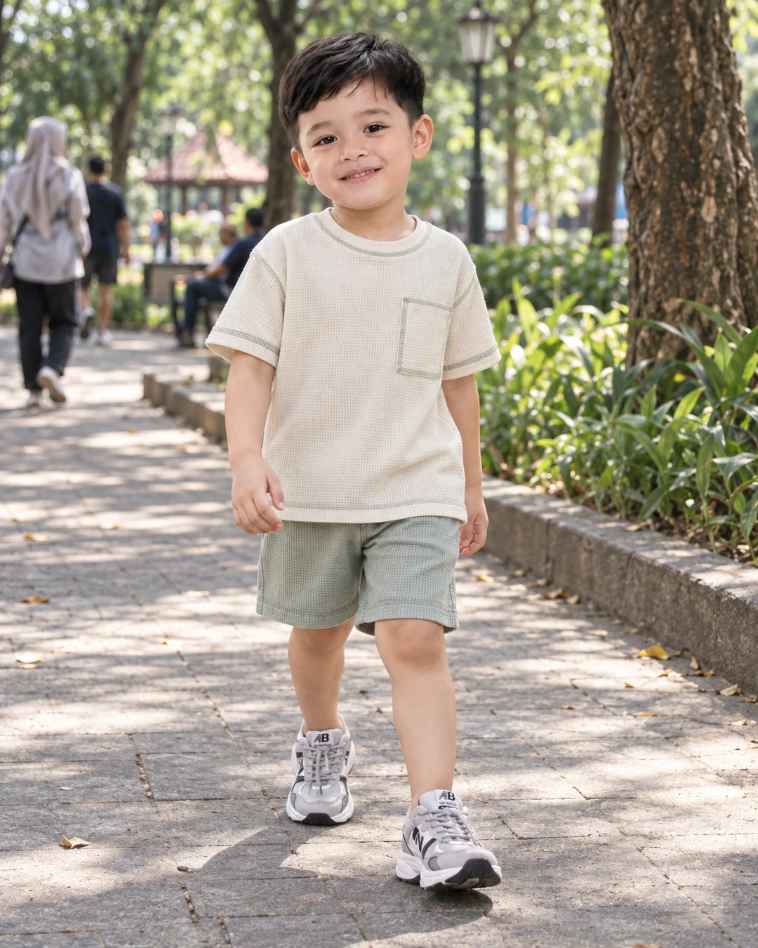 jalan santai sore malah jadi sesi senyum terus 😄

aku suka banget lihat set krem-sage ini, warnanya kalem tapi tetap manis. sneakers putih abu-abu hitamnya bikin look-nya lebih playful, menurut kalian lucu nggak?

detail bajunya aku taruh di link bio ya

#SetAnak #SneakersAnak #KremSage #StyleAnak #FashionAnak #OutfitAnak