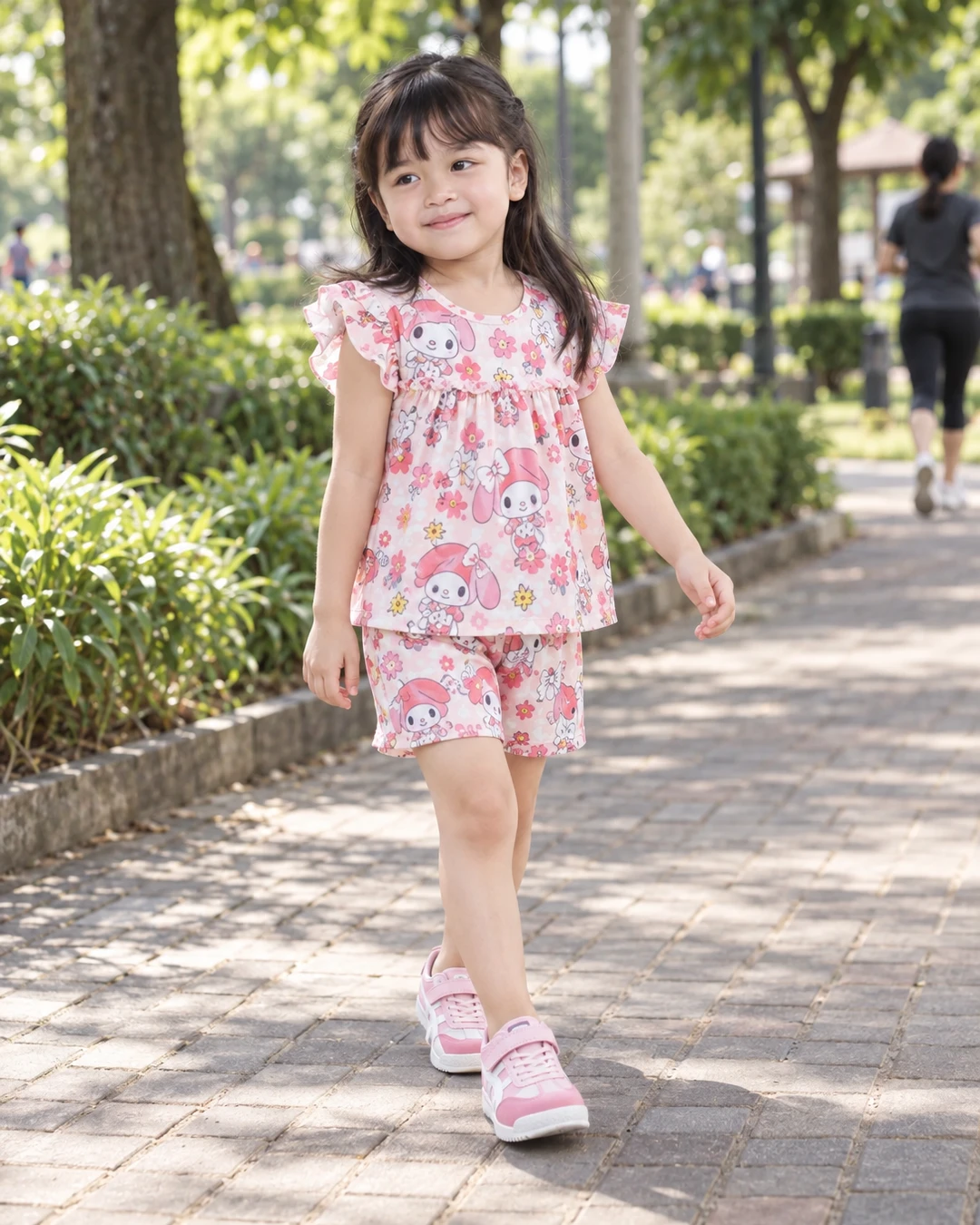 Jalan sore begini jadi makin gemas lihat set pink motif bunga dan karakter lucu ini 🌸
Aku suka banget potongannya yang manis, terus sneakers pinknya bikin langkah kecilnya kelihatan makin playful. Menurut kalian, detail print-nya lucu nggak?

detail set dan sneakersnya aku taruh di link bio ya

#SetAnakPink #BajuAnakLucu #SneakersAnak #OutfitAnak #FashionAnak #GayaAnak #OOTDAnak