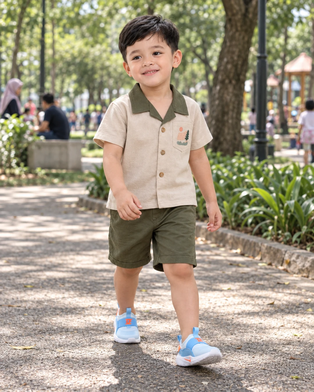 jalan sore begini paling seneng lihat warna krem-olive ketemu sepatu biru yang ada aksen orange, gemes banget 😄

aku suka detail kerah hijaunya, terus celana pendeknya bikin look-nya santai aja. menurut kalian sepatu warna terang gini bikin outfit makin hidup nggak?

detail kemeja dan celananya aku taruh di link bio ya

#FashionAnak #SetelanAnak #SepatuAnak #KemejaKrem #CelanaOlive #StyleAnak #OutfitAnak #FashionIndonesia