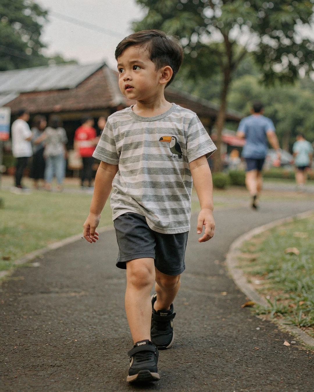 jalan santai sebentar eh malah sibuk ngeliatin burung dan orang-orang lewat 😄

aku suka banget sama kaos garis abu-abu ini, gambar toucannya bikin outfitnya jadi nggak biasa. dipadu celana pendek gelap dan sneakers hitam, simpel tapi tetap gemes dipakai jalan-jalan.

detail kaos dan celananya aku taruh di link bio ya

#kaosanak #celanapendekanak #sneakersanak #outfitanak #gayaanak #bajuanak #fashionanak