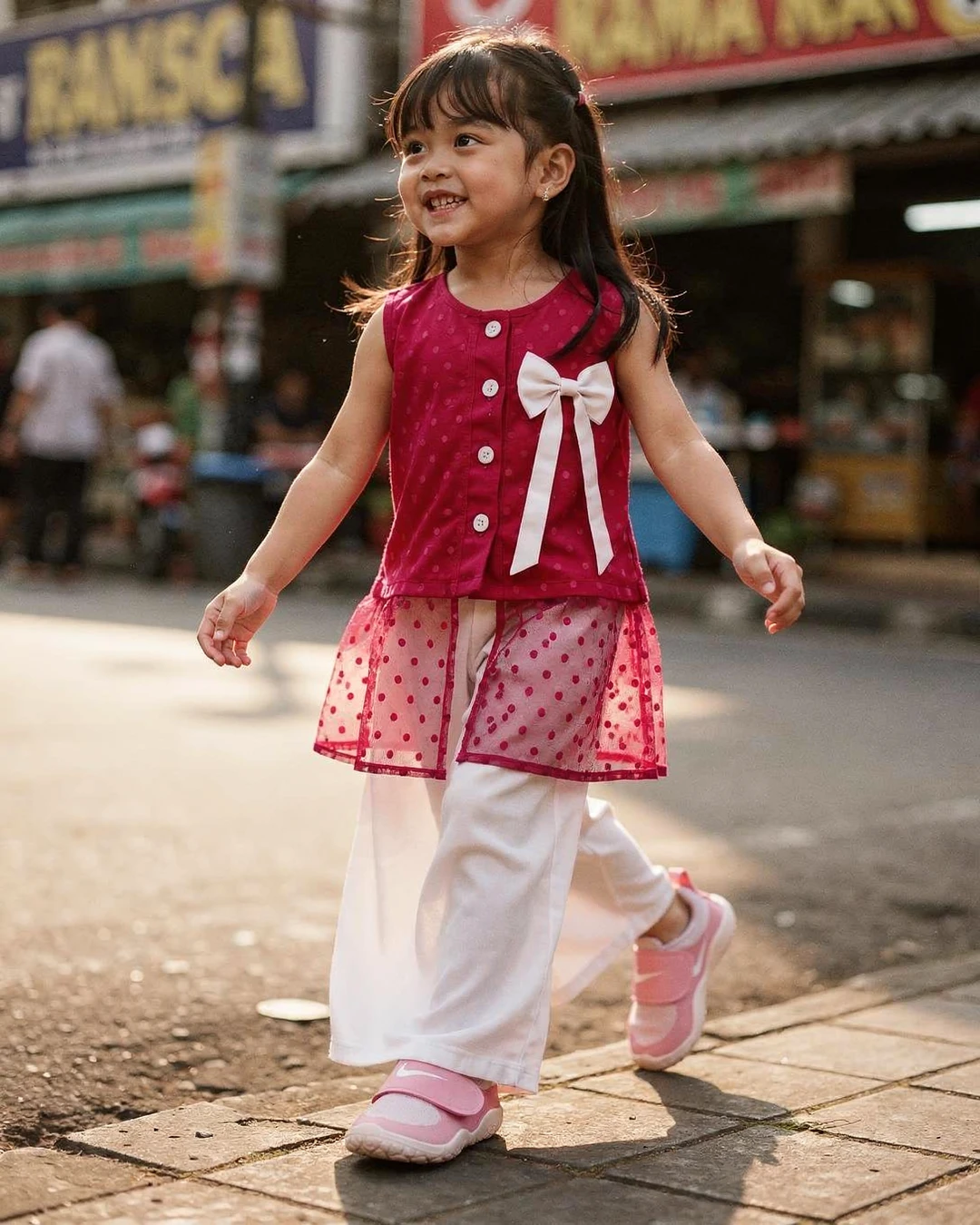 Jalan sore sebentar, eh rok tile pinknya ikut ngembang terus 😍
Aku suka banget lihat setelan pink putih ini dipadu sneakers pink, manis tapi tetap bebas lari-larian.
Detail kecilnya bikin mood ikut cerah...

detail setelan dan sneakersnya aku taruh di link bio ya

#setelananakperempuan #roktilleanak #sneakersanak #fashionanak #bajuanak #gayaanak #ootdanak