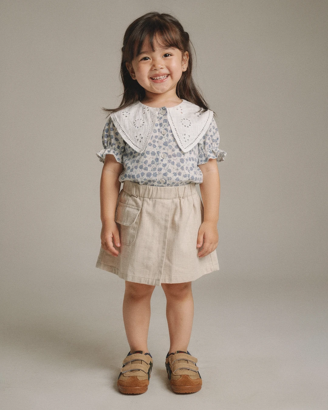 Senyumnya langsung bikin suasana jadi cerah ☺️
Aku suka banget detail bunga biru di atasan ini, apalagi dipadu rok celana beige yang kelihatan manis tapi tetap enak buat bergerak.
Sneakers cokelat dengan sedikit aksen navy-nya juga pas banget… kalian lebih suka look floral kayak gini atau yang polos?

Detail bajunya ada di link bio ya

#BajuAnakPerempuan #RokCelanaAnak #SneakersAnak #BlueFloral #StyleAnak #FashionAnak