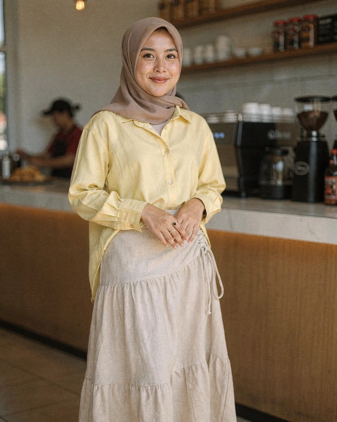 Ngopi sore sambil nunggu pesanan, eh kemeja kuning pucat ini ternyata manis banget dipadu rok linen krem.

Aku suka warnanya yang hangat tapi tetap kalem, terus detail serut di rok bikin look-nya nggak flat. Kayaknya ini tipe outfit yang bakal sering aku pakai lagi ☕

Detail bajunya aku taruh di link bio ya

#KemejaKuning #RokLinen #OutfitKrem #StyleHijab #InspirasiOutfit #FashionIndonesia