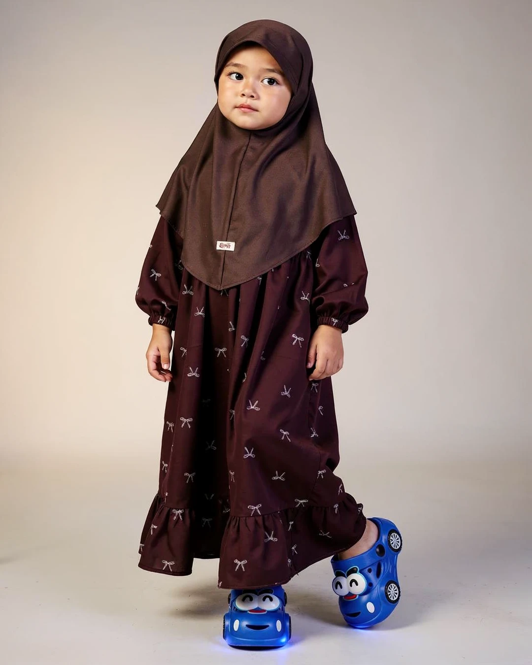 Pas lihat warna plum gelap ketemu sandal mobil biru ini, gemasnya langsung dapet banget 😭
Aku suka detail pita kecil di gamisnya, terus sandal lampunya bikin look-nya jadi makin playful. Manis tapi tetap kalem gitu…
detail gamis dan sandalnya aku taruh di link bio ya
#GamisAnak #SandalAnak #WarnaPlum #FashionAnak #BajuMuslimAnak #StyleAnak #InspirasiOutfit