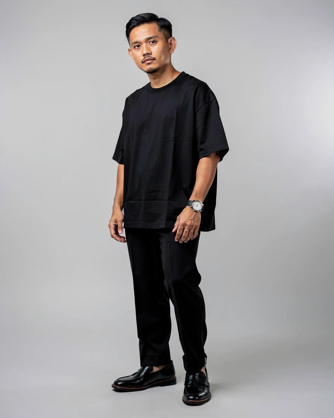 Jam silver ini ternyata yang bikin set serba hitam nggak flat.
Aku suka banget sama kaos oversized yang jatuhnya santai, terus loafers hitamnya bikin look ini tetap rapi. Dipakai buat ngopi atau meeting singkat masih masuk banget sih.
Kalau kamu lebih suka all black atau kasih sedikit warna juga?
detail semua item aku taruh di link bio ya
#KaosHitam #LoafersHitam #JamTanganPria #StyleAllBlack #FashionPria #InspirasiOutfit #GayaKasual